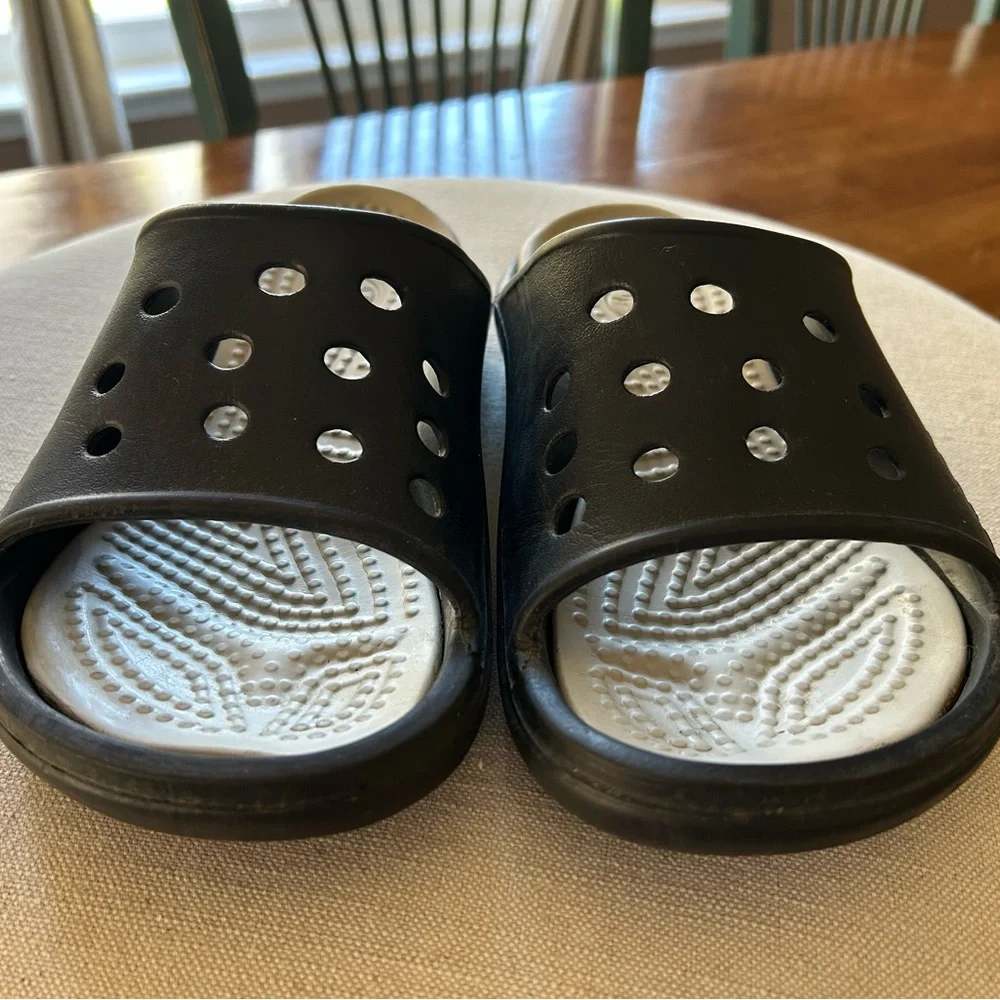 CROCS Adult Unisex Baya Slide Two-Tone Slide Sandals in Black and Cream Footbed